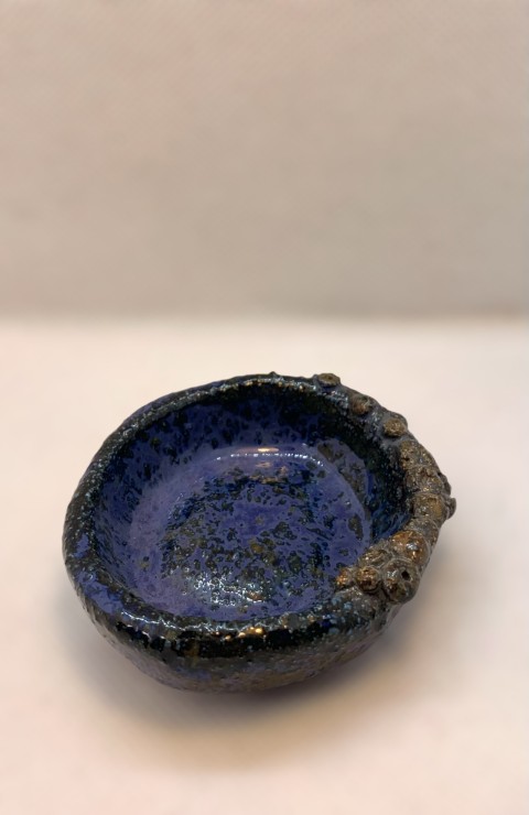 Tacita pequeña redonda. Pigmento azul textura hojas